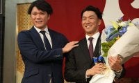 巨人・梶谷の引退会見に坂本勇人＆菅野智之らサプライズ登場　11人集結…ガッチリ握手で笑顔