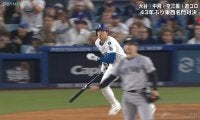 「まるでWBC」大谷翔平、WS初ヒットでさっそく吠えた！ 相手のスキを見逃さない“神進塁”も…ファン熱狂「打って、走って、大谷さん！」