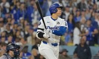 大谷翔平、第4打席で四球もアクシデント　盗塁死で左腕負傷か…球場騒然