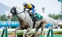 白毛馬初のJRA芝ダート重賞覇者 衰え知らずの8歳馬がAR共和国杯で史上4頭目の偉業に挑む