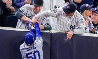 「これは狂気だ」ヤンキースのファンがあってはならない“暴挙”で退場　捕球したボール奪い取ろうと…ベッツも激怒
