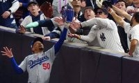 「一線を越えた」ベッツの捕球を妨害したヤ軍ファンの“暴挙”をNY地元メディアも辛辣批判「間違った助けだ」