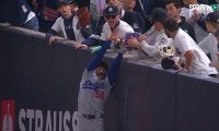 ベッツのグラブを…驚きは行為だけじゃなかった！ ヤ軍ファンが見せた“戦慄”の表情「笑顔で犯行に」「まともな神経じゃない」批判止まず