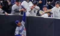 愚行で退場したヤ軍ファンの弟が「ムーキーが僕らに悪態をついた」と主張…米メディア報道「最近のWS史上最も荒々しい瞬間の一つだ」