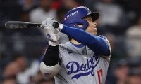大谷翔平、5回満塁好機で空振り三振　二死満塁から好調フリーマンの適時打で追撃→テオ中越え二塁打で5点差追いつく