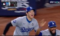 よっしゃー！ 大谷翔平、“全力ダッシュ”でWS初制覇に歓喜！「左肩のこと忘れてる」「世界一おめでとう」エモすぎた瞬間