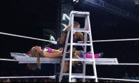 “お尻”で相手とハシゴを… セクシー美女レスラー、超強烈“ヒップボム”に会場騒然