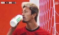 嘘だろ！？ 鈴木優磨、“乱暴行為”認定の退場→思わず水を噴き出した瞬間…「レッドはないだろ」「擁護できない」報復リアクションが物議