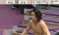 16歳の“天才”力士、体重100キロ差のベテラン相手に圧巻白星 館内どよめき