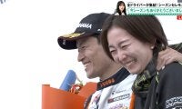 まさかのサプライズに感動…山本尚貴の引退レースで狩野恵里アナが“粋な仕草” 涙の表彰台に「素敵なご夫婦」反響続々