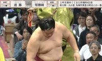 「大丈夫か？」勝った力士も“どうした”と心配顔…力士が突然後ろに倒れ込むアクシデント「危ない！」館内ざわめき