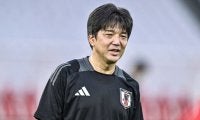 「うまっ」「真似できない」日本代表元10番の名波浩コーチが披露した凄テク“片足ヒールリフト”が話題！「これどういう仕組み？」「魔法の左足は健在」と驚嘆の声