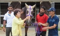 19歳まで走り続け、一人の少年をジョッキーへと育てた馬 ヒカルアヤノヒメが旅立って1年