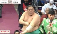 やべっ…！ 土俵下で何が起きた？ “あわや”の展開に勝った力士が… 敗れた力士がたまり席にダイブ “迷実況”も誕生
