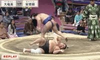 「自分からコケた？」“あっと驚く”決まり手 20歳“規格外”力士の妙技にファン困惑