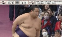 「1番びっくりしてる…」勝った力士が一瞬で心配顔に……元大関を襲った突如のハプニングに館内ざわめき 元若乃花「九州が一番滑る」