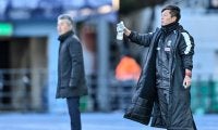 川崎・鬼木監督が試合後に福岡・長谷部監督の元へ足を運んで異例のハグ……試合前には笑顔で握手を交わしており、退任が決定している両氏が試合前後に時間作る