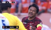 「危うく退場しかねない気合」浦和・興梠慎三の“ラストタックル”が話題 現役最後のイエローで口元は「ごめん」SNS注目