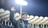 「小林悠の大泣き熱いな」「僚太の号泣はやばかった」川崎・鬼木達監督の試合後の「選手との惜別、号泣映像」が涙なしでは見られない！「これは泣けるほんとに、、、」の声 