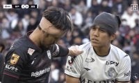 ガツン！ 顔と頭が“激突”で流血…「危ない！」「結構ガッツリぶつかってる…」Jリーグ最終節でファンが肝を冷やした瞬間