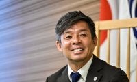 「クソ懐かし写真!!!!!」鹿島の新指揮官に就任した鬼木達監督の「鹿島の選手時代、お宝ショット」にファン興奮！「3枚目は等々力やないかい！」とまさかの一枚に川崎サポも反応