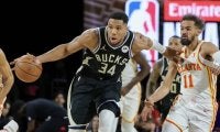 バックスがホークスを破ってNBAカップの決勝へ…アデトクンボとヤングが互いに躍動