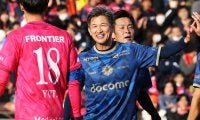 三浦知良が目を輝かせて「ボールまたいで、エラシコやって」　57歳のサッカー少年は今オフもストイックに過ごす