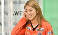 「メッチャ綺麗なんですけど～！」WEリーガー仲田歩夢の愛犬との新年“お散歩＆抱っこ”姿が美しい！「可愛い2ショット」「今年も可愛すぎるね！」などの声