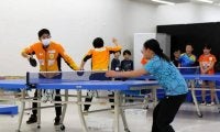 プロ選手のサーブ、小学生が挑戦　静岡ジェード主催　新春卓球大会
