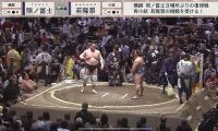 大相撲中継に映り込んだ白タートルニットの大御所芸人　“うれしそうに横綱見上げてる”姿にファンが注目「特等席やな」