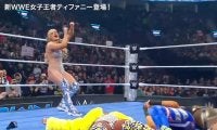 “元体操”美女レスラーが大胆衣装で衝撃技…世界一美しいムーンサルトで“4人をまとめて”一掃の一部始終「跳躍力が高すぎ」