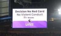 プレミア史上初のVAR却下…チェルシーDFへの暴力疑いにVARがレッド判断も主審は映像チェック後にイエロー判定