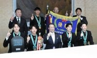 八頭高校ホッケー部が全国選抜大会で初優勝　鳥取知事らに快挙を報告