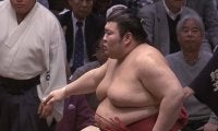 「取り直しと聞いて表情が小動物にw」“熱海富士劇場”にファン虜 勝ち名乗りが一転、物言いで「エッ！」 2日連続の分厚い懸賞に“ニンマリ”も
