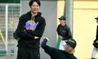 「ドキドキした」元メジャー岩隈久志さん、青鳥特別支援で選手と交流