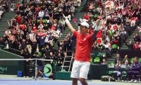 西岡良仁、エース対決を制して2勝2敗に。最終試合の錦織圭にバトンつなぐ「神が降臨する」[デビスカップ／イギリス戦]