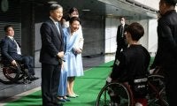 天皇ご一家が車いすバスケ観戦　愛子さま、選手のスピードに驚き