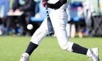 凡打の山築く「バットの遠回り」をどう防ぐ？　小学生でも打球が上がる“肩乗せ修正”