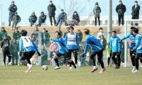ファジアーノ岡山、練習公開に500人　主将「すべてを成長の糧に」