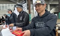 200人へ1日遅れの“逆バレンタイン”　ロッテ5の戦士からファンヘ…キャンプ地で神対応