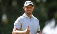 南アフリカの32歳が初優勝へ 「64」で首位浮上