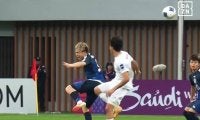 「危険すぎるだろ！」19歳日本代表DFが“顔面ハイキック”被害…「足が入ってるやん」「怪我はやめて…」髙橋仁胡が悶絶→ファンが激昂＆心配【U20アジアカップ】
