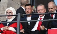 エジル氏が旧知のエルドアン大統領の後ろ盾でトルコの政界に進出