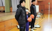 島根スサマジが県内全小学校にバスケボール寄贈　創設15年目記念