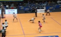 女子バレー、レシーバーが緊急回避の“破壊力抜群”スパイク 咄嗟のリアクションが物語る威力の凄さ