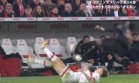 放送事故レベル！ バイエルン陣営ブチギレ… 恐怖の超危険“ロケットタックル”→選手が吹っ飛ぶ瞬間「エグすぎ」 18歳超新星、回避不可能な“荒技”炸裂