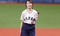 “あちゃー”な人気アイドルが「可愛すぎる」　ポニテゆらり「豪快フォームさすがです」