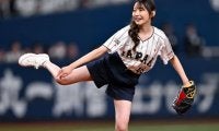 21歳人気アイドルが「夢が叶った…涙」反響止まぬ“豪快”始球式「投げ方キレイだよな」「気持ちのこもった一球」