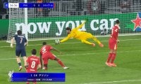 10点満点も納得！リヴァプールGKの“神セーブ”に世界驚愕「アリソンどーなっとんの！」「脅威的」股下＆ディフレクション弾を右手１本で防ぐ鬼反応の瞬間