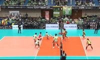 女子バレー、思わず“足”が出ちゃった 勝利への執念でつい…衝撃の“足技”